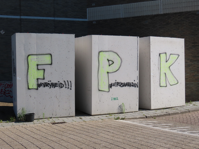 850247 Afbeelding van de graffititeksten 'F #vrijheid!!!', 'P #viruswaanzin' en 'K' op drie betonnen blokken bij de ...